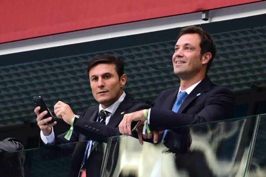 El exjugador argentino Javier Zanetti (izquierda) estuvo en el palco observando y apoyando a la albiceleste. Foto AFP