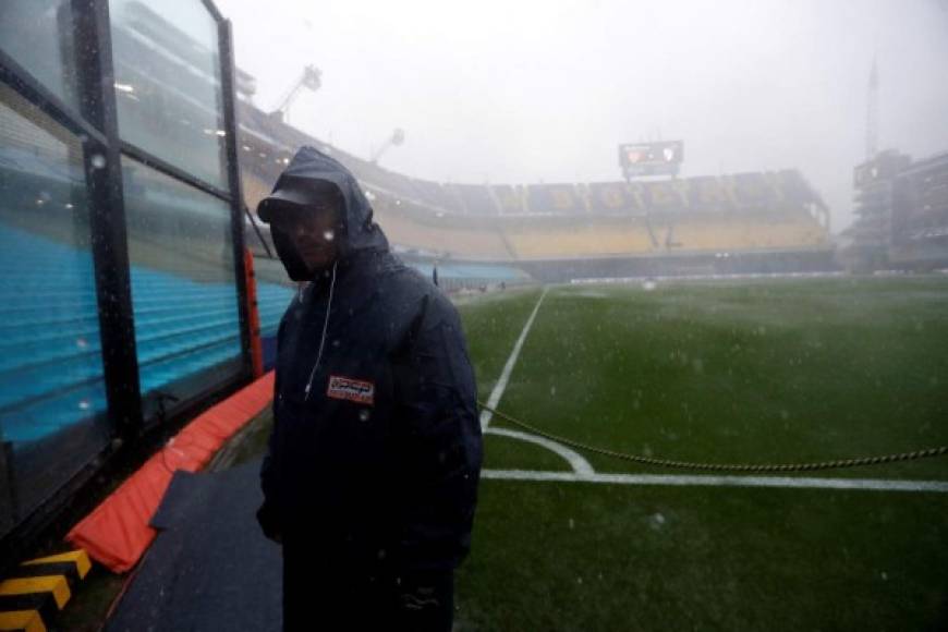 Una fuerte lluvia que golpeó Buenos Aires obligó a que la final se suspenda. El encuentro entre Boca Juniors y River se jugará el domingo a la 1:00pm, hora de Honduras.