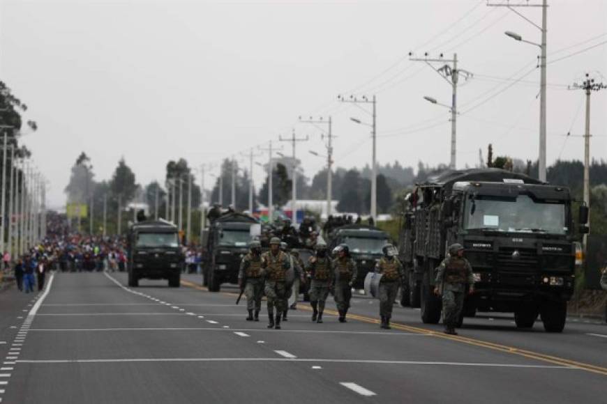 En un gesto de buena voluntad, los indígenas pusieron en libertad al medio centenar de policías y militares que tenían retenidos desde el sábado.