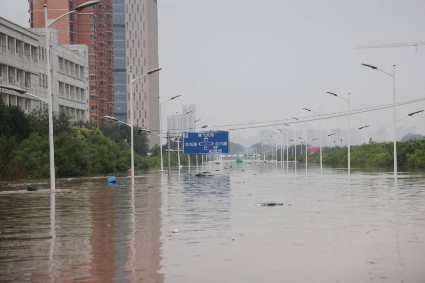 La zona más afectada es Hebei, cerca de Pekín, donde enormes extensiones de agua inundan la provincia a lo largo de kilómetros. 