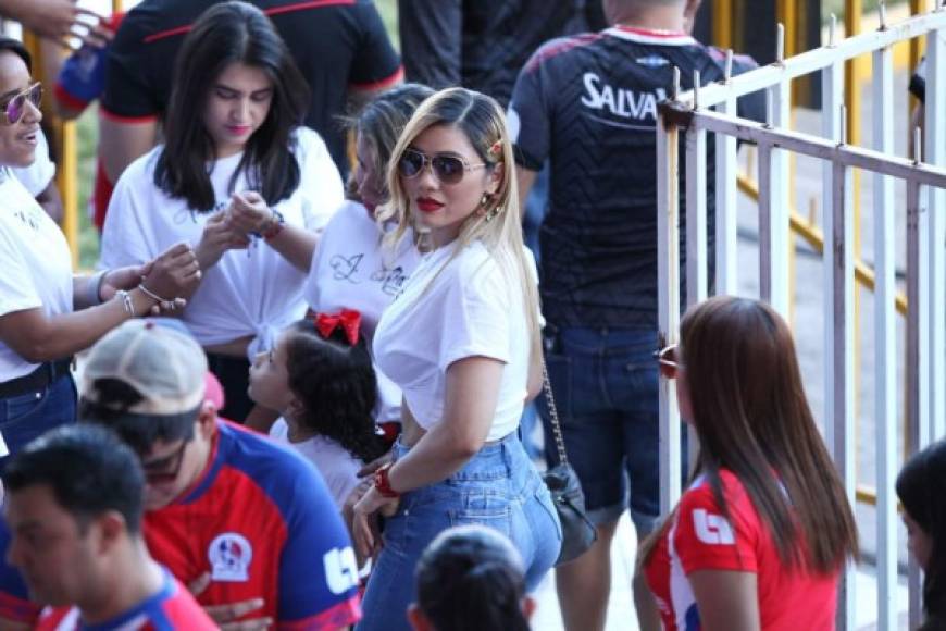 Cecilia Landa, novia de Deiby Flores, fue una de las sensaciones en las gradas del estadio Nacional.