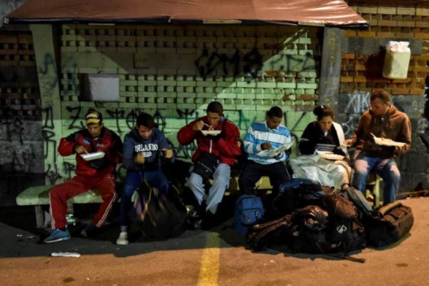 Organizaciones humanitarias venezolanas afirmaron que conseguir un pasaporte en Venezuela se ha convertido en 'verdadero lujo', pues quien lo requiera debe pagar entre 1.000 y 5.000 dólares, aunque el salario promedio mensual no supera los cinco dólares en el país petrolero.