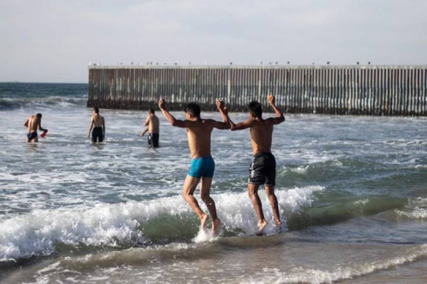 Tras varias semanas de viaje, incluidas caminatas y aventones, los migrantes se metieron al mar para darse un baño.