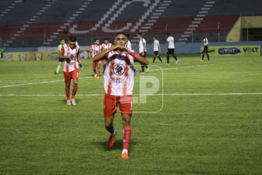 El festejó de Luis Palma tras marcar un golazo para poner a ganar al Vida 1-0 vs Honduras Progreso.