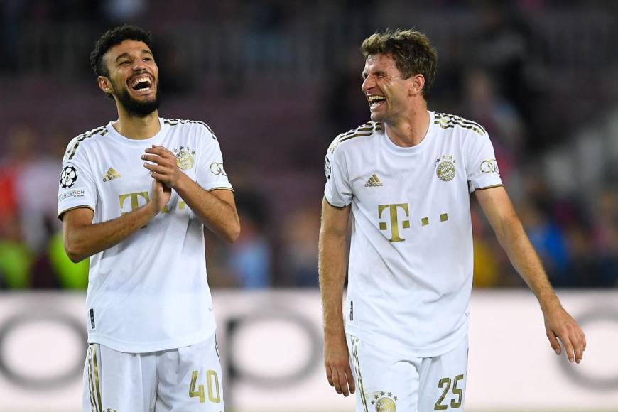 Las risas de Thomas Müller con Noussair Mazraoui tras el final del partido en el Camp Nou.