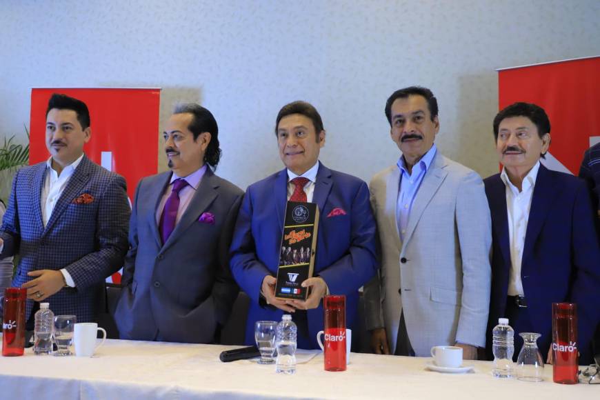 Los Tigres del Norte empezaron su carrera cuando eran unos adolescentes, el tiempo ha pasado, pero ellos aún lucen muy joviales. Luis Hernández (el primero a la izquierda) es el más joven con 48 años y Óscar Lara (el último de lado derecho) es el mayor con 72 años. Para mantenerse enérgicos y en buena forma aseguraron que cada uno tiene una dieta que seguir por lo que procuran cuidar su alimentación, y que además de ejercitarse hacen yoga.Entre los obsequios que recibieron en la conferencia de prensa están dos botellas de vino de Vinoteca Vinarium