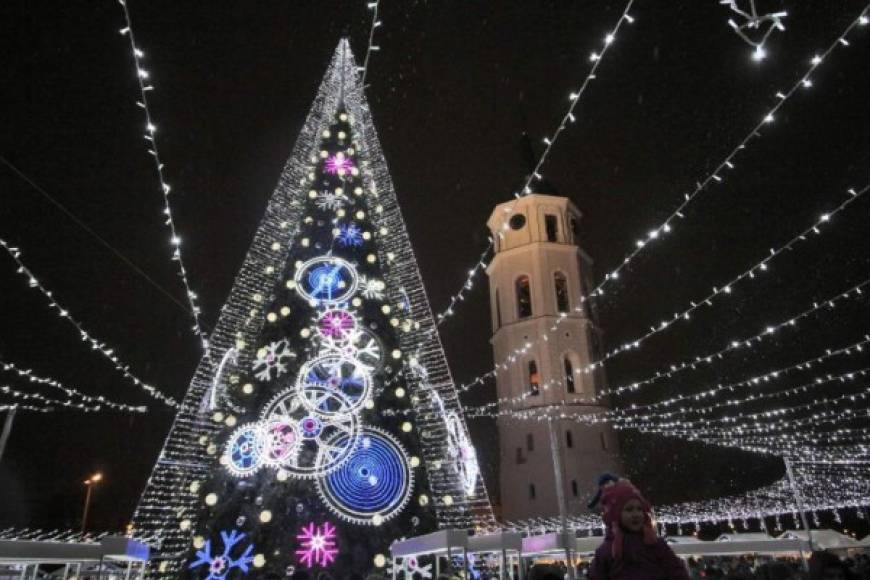 Lituania también inauguró la temporada navideña con el encendido de su majestuoso árbol en Vilna.