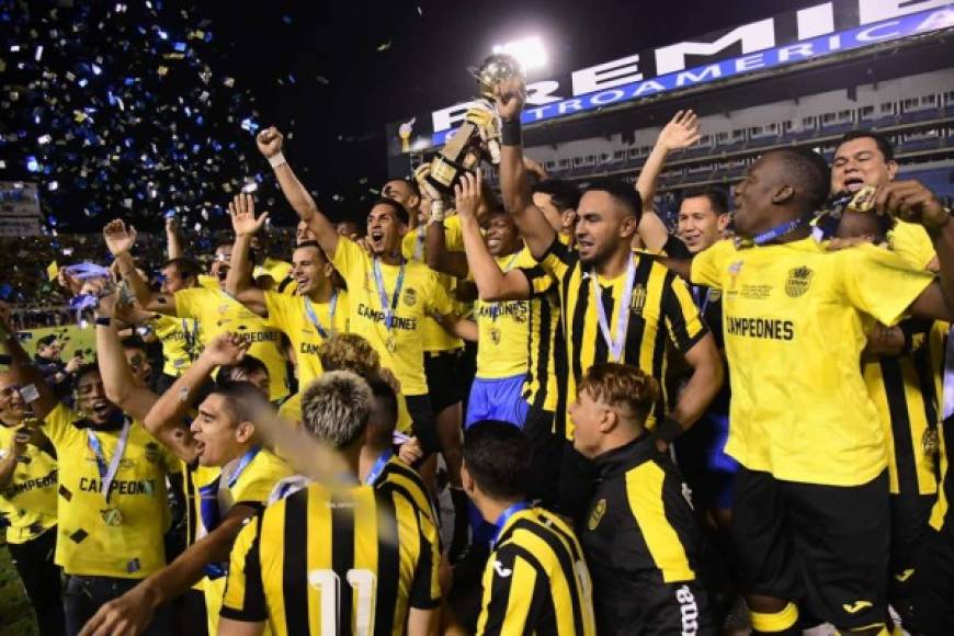 Los jugadores del Real España celebrando con el trofeo de campeones de la Copa Premier Centroamericana.