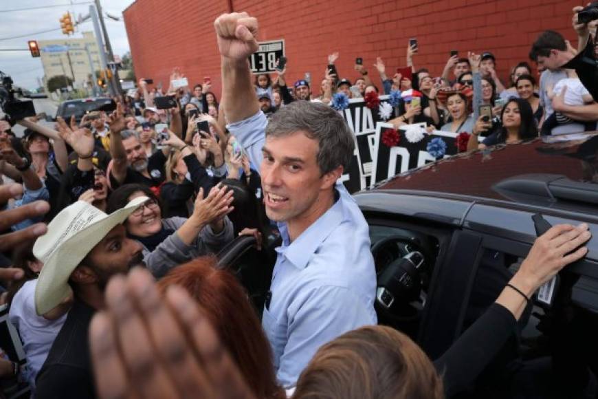 Cuando Beto O'Rourke, de 45 años, llega a los mítines de campaña los asistentes lo reciben con una aclamación atronadora, agitando las pancartas que rezan 'Beto créelo'. Las peticiones para hacerse un selfie son constantes.