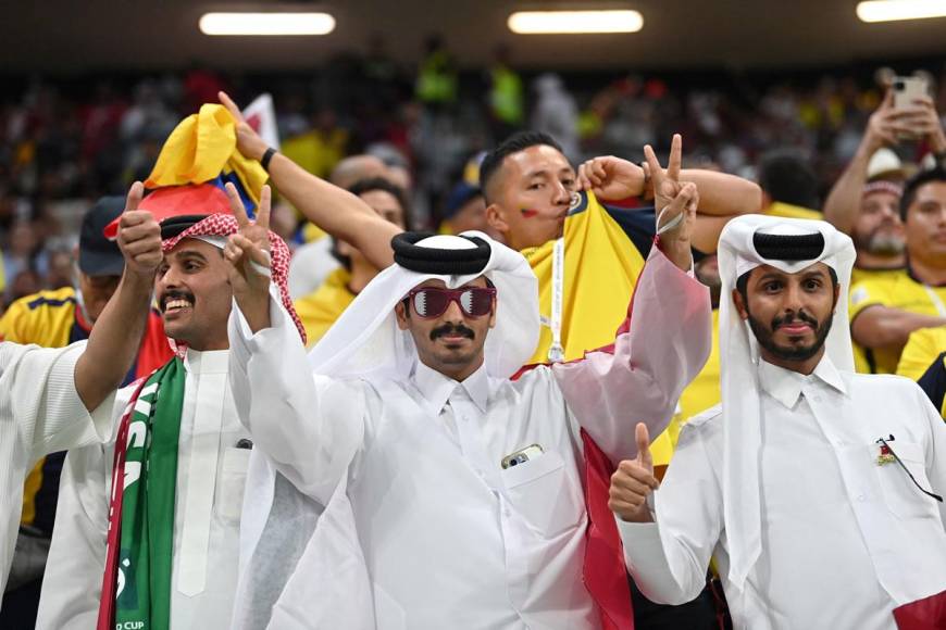 Aficionados árabes apoyando a Qatar en su debut en el Mundial-2022 contra Ecuador.