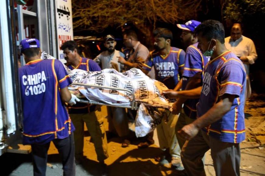 Faisal Edhi, que dirige la asociación Edhi Foundation, que ayudó a los rescatistas, aportó un balance superior y afirmó que se habían recuperado 42 cuerpos de la zona siniestrada.