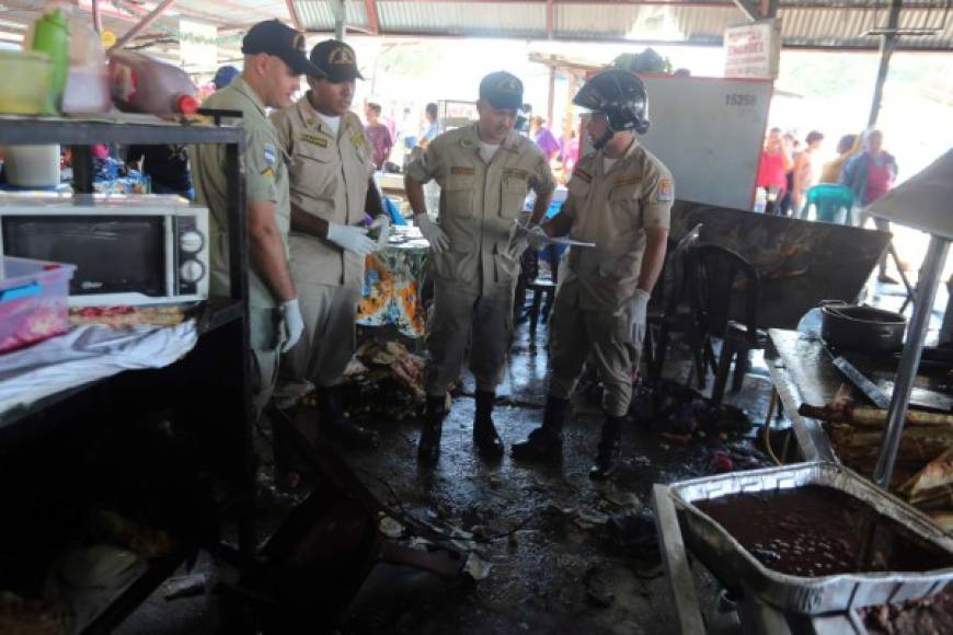 Los bomberos inspeccionaron el lugar del incendio en el mercado de Tegucigalpa.
