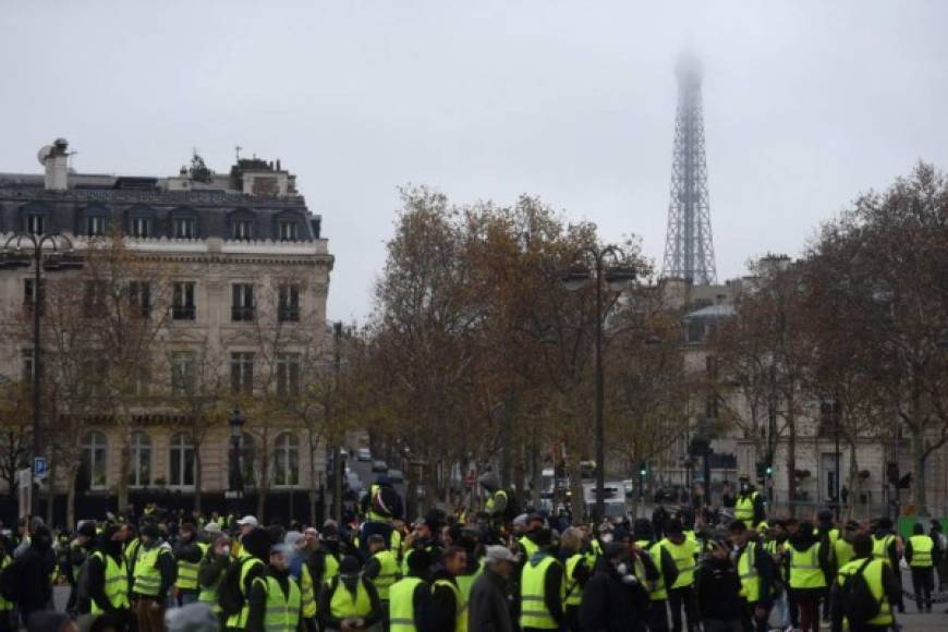 Las autoridades han tomado una serie de medidas preventivas en París, empezando por el cierre de la torre Eiffel, así como de una larga lista de grands museos, como el Louvre, el de Orsay, el Grand Palais y el Petit Palais o la Orangerie.