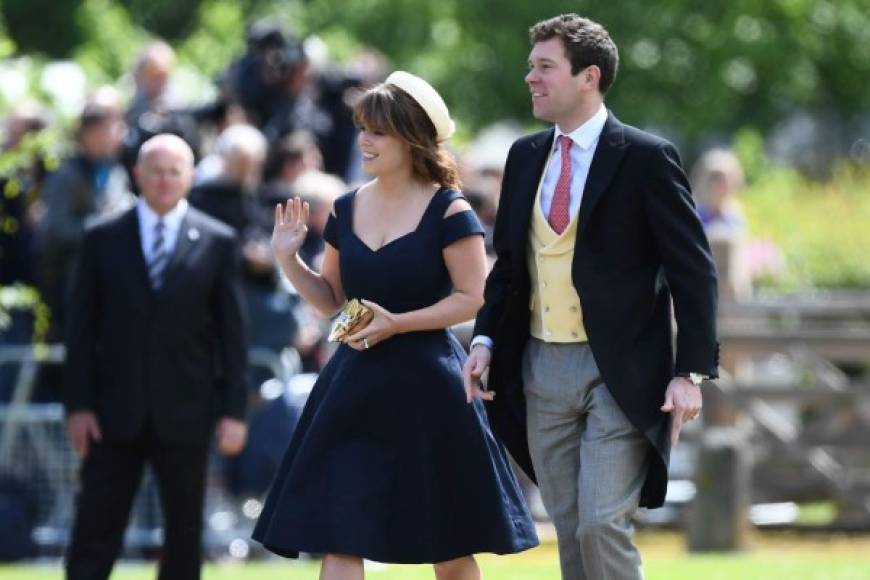 La princesa Eugenia de York asistió junto a su novio al enlace de Pippa Middleton y James Matthews.