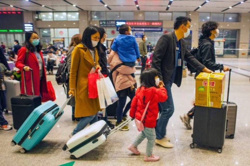 El servicio ferroviario volvió hoy a emprender la marcha en toda la provincia, a excepción de Wuhan, donde no operará todavía en ninguna de las estaciones de la urbe.<br/>