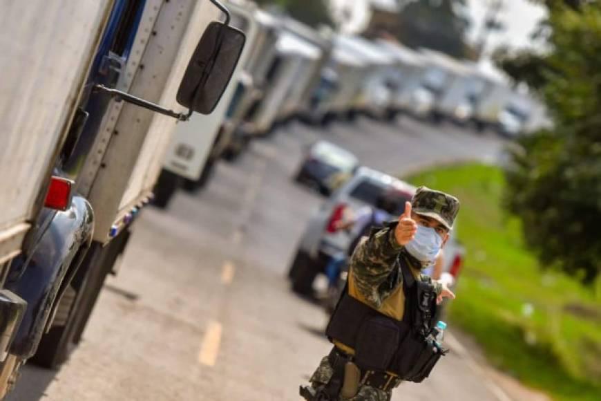 Bukele envió una caravana de camiones cargados de alimentos para los damnificados por las tormentas Eta y Iota que afectaron a Honduras en 2020.