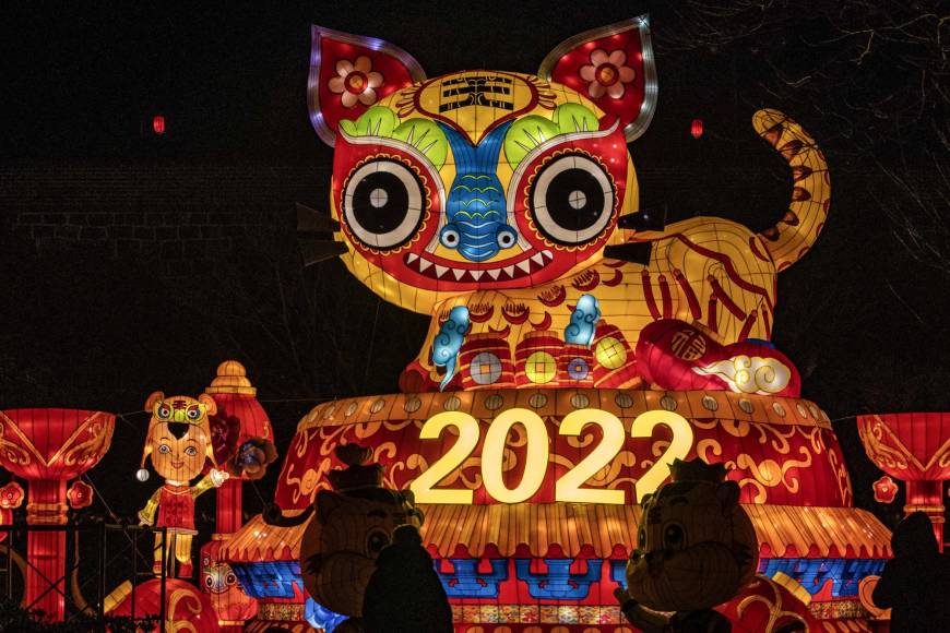  La gente ve una exhibición de linternas antes del año nuevo 2022 en Yantai, en la provincia oriental de Shandong