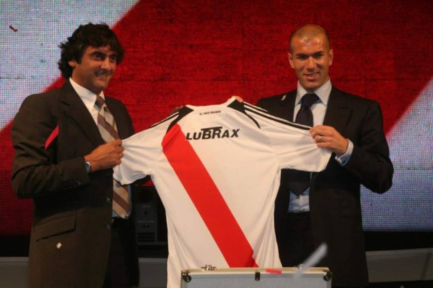 Zinedine Zidane posando con la camiseta de River Plate junto a Enzo Francescoli, ídolo de los 'Millonarios'.