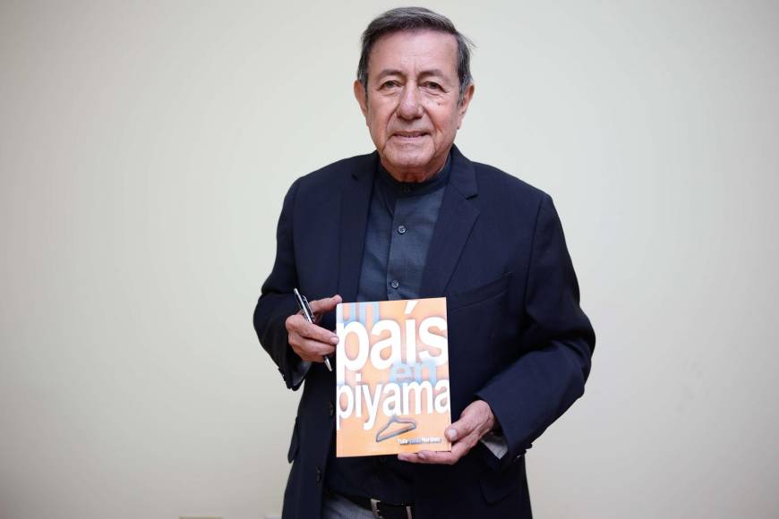 “Me siento muy satisfecho de que estén todos aquí mostrando ese apoyo, lo cual es necesario. Escribir en estos tiempos donde la lectura no es una atracción principal, es un reto, pero también es una satisfacción”, dijo el escritor. 