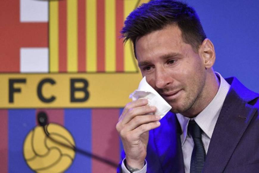 Tras recibir el pañuelo por su amada esposa, Lionel Messi siguió llorando por algunos minutos.