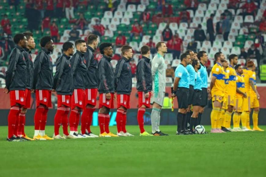 Los jugadores de ambos equipos posando en línea antes del inicio del partido.