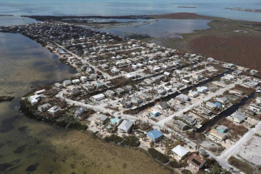 El gobernador de Florida, Rick Scott, señaló que las áreas más dañadas se sitúan entre Cayo Hueso y Marathon, ambas en los Cayos, y en donde se observan casi todas las casas móviles volcadas.