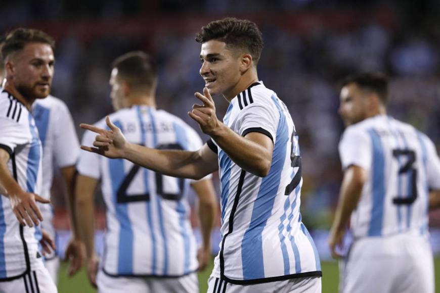 Julián Álvarez celebrando su gol que abrió el camino del triunfo de Argentina contra Jamaica.