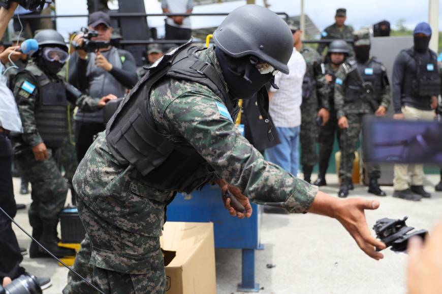 Los militares han sometido a reos dentro de las cárceles, al puro estilo de las medidas aplicadas en El Salvador por el presidente Nayib Bukele. 