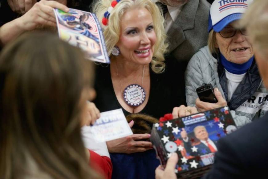 Fanatismo por Trump. Una seguidora del polémico magnate le entrega un presenta al precandidato republicano durante un acto de campaña.