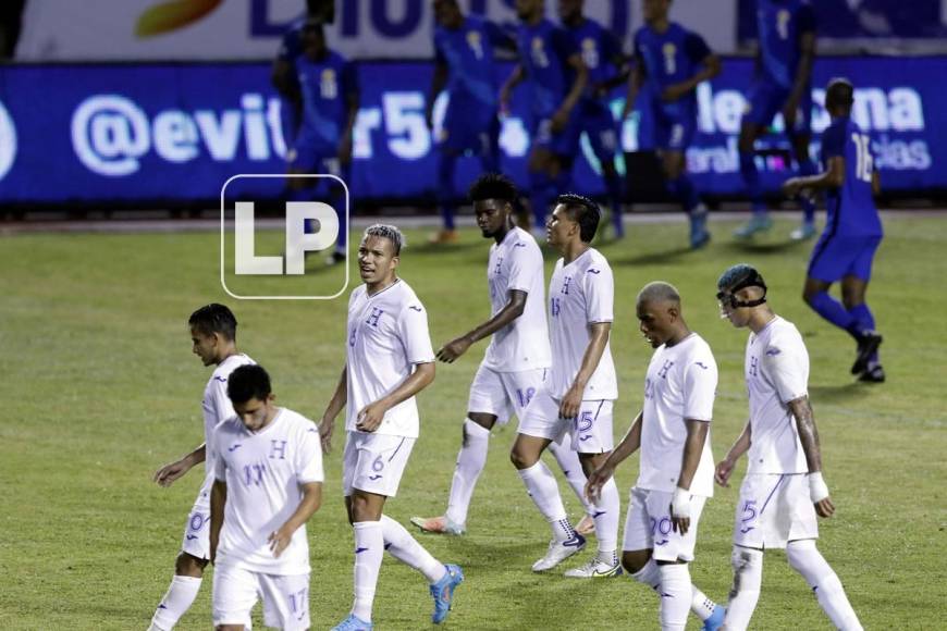 Las caras tristes de los jugadores de Honduras tras el primer gol de Curazao.