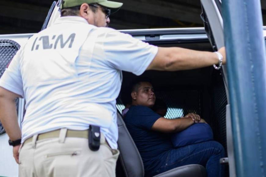 An undocumented Central American migrant is detained by Mexican migration agents inspecting minibuses and taxis at a checkpoint on the outskirts of Tapachula, Chiapas State, on June 10, 2019 in the framwork of Mexico's deal to curb migration in order to avert US President Donald Trump's threat of tariffs. - Mexico said Monday it will discuss a 'safe third country' agreement with the United States -- in which migrants entering Mexican territory must apply for asylum there rather than in the US -- if the flow of undocumented immigrants continues. (Photo by Pedro PARDO / AFP)