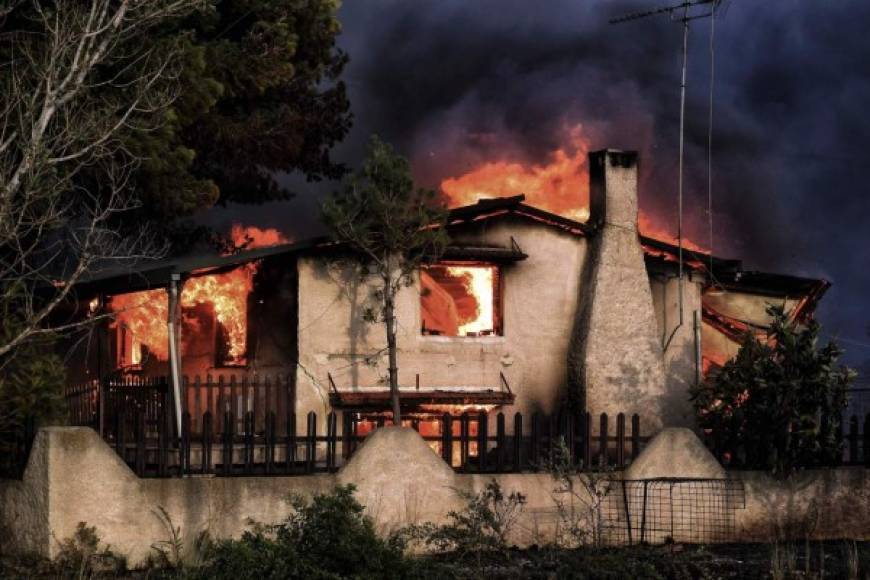 La mayoría de las personas fallecidas quedaron atrapadas por las llamas en sus casas o en sus automóviles, o intentaron huir del fuego echándose al mar y acabaron ahogándose.