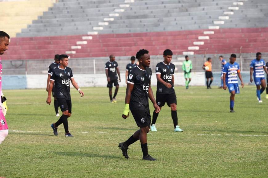 Jugadores del Victoria se fueron cabizbajos al vestuario al medio tiempo al estar abajo en el marcador ante Victoria.