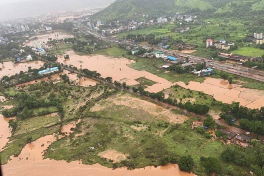 Socorristas buscaban este sábado entre el barro y los escombros a supervivientes de los deslizamientos de tierra y las inundaciones que causaron al menos 79 muertos y casi 100,000 evacuados en el oeste de India. Fotos: AFP
