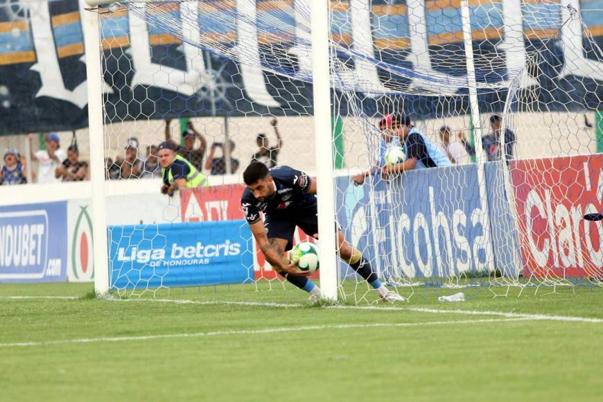 Lucas Campana corrió a sacar el balón del fondo del arco tras marcar el empate 1-1 de Motagua.