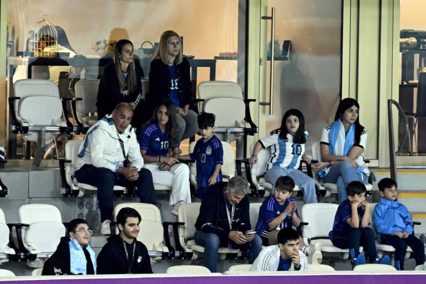 Antonela Roccuzzo y toda la familia de Messi presentes en el palco del estadio Lusail.