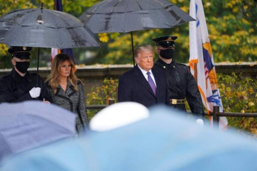 La pareja presidencial estadounidense se mostró distante, con la primera dama aferrada durante todo el evento a uno de los soldados que la protegió de la lluvia con una sombrilla.