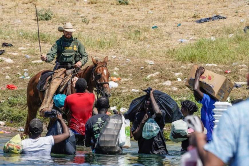 La mayoría de los migrantes que se aventuraban a cruzar el río pese a la fuerte presencial policial de EEUU son haitianos.