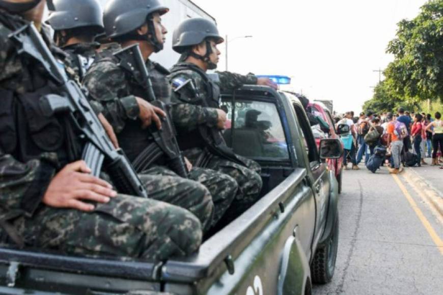 El lunes, los hondureños llegaron hasta la frontera. Cruzaron con facilidad la aduana de Agua Caliente del lado de Honduras. No obstante, un cordón de seguridad los esperaba en la parte de Guatemala.<br/>Pero fue imposible para las autoridades poder detener el nutrido grupo. Pasaron sin ser registrados.<br/><br/>Pero fue imposible para las autoridades poder detener el nutrido grupo. Pasaron sin ser registrados.