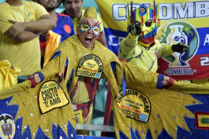 Los llamativos disfraces de los aficionados colombianos.