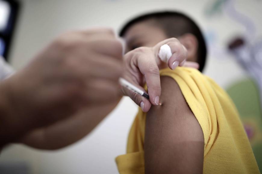 La Organización Mundial de la Salud indicó que la vacuna contra la viruela convencional es bastante eficaz contra esta variante.