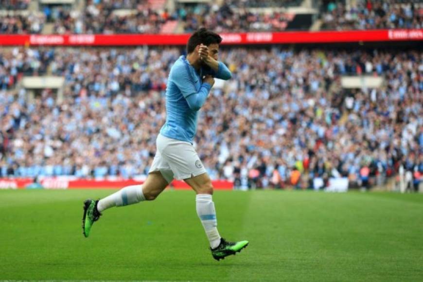 El mediocampista español David Silva puede irse a Catar y salir del Manchester City. Según The Sun, el centrocampista ha recibido una oferta de 15 millones netos por temporada.