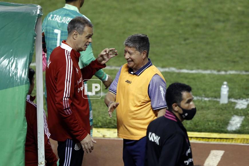 ‘Bolillo‘ Gómez sonríe tras algo que le dijo Jorge Theiler, asistente técnico de Gerardo ‘Tata‘ Martino.