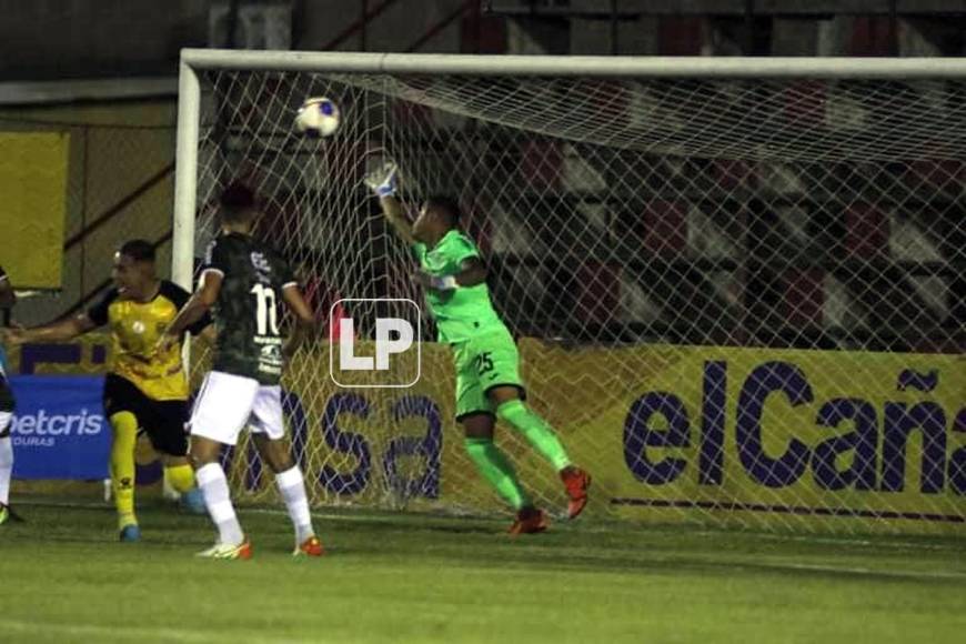 El portero Denovan Torres no pudo detener el cabezazo de Getsel Montes en el gol del Real España.
