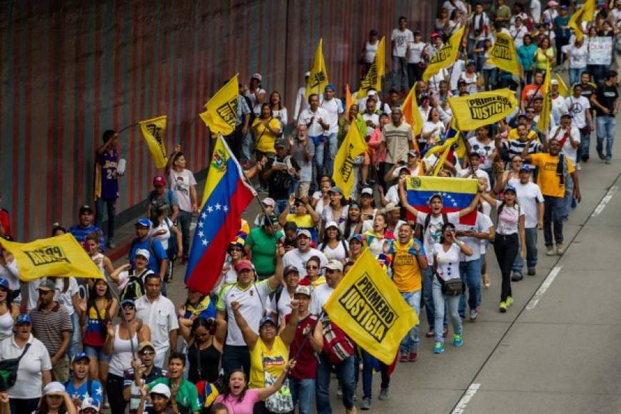 Cientos de policías forman una enorme barrera en Plaza Venezuela para evitar que las marchas choquen. Varios negocios, estaciones del metro y calles del este están cerradas.