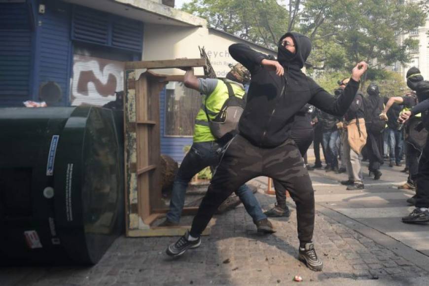 Los manifestantes arrojaron toda clase se proyectiles contra las fuerzas de seguridad.