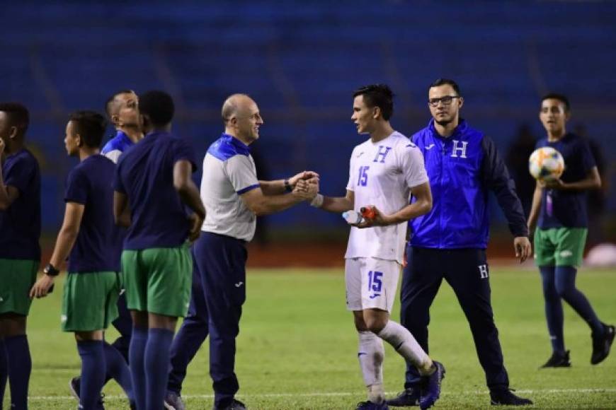 Fabián Coito felicitando a Denil Maldonado al final del partido.