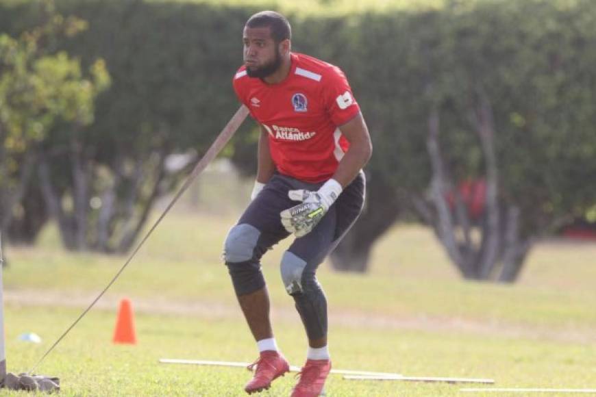 Edrick Menjívar: El portero de 26 años de edad ha sido el titular bajo los tres palos en el Olimpia. Es otro de los que no estará en la Copa Oro.