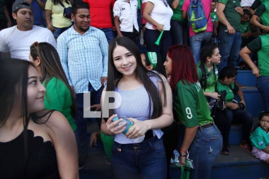 Hermosas chicas de Ocotepeque llegaron al estadio John F. Kennedy.