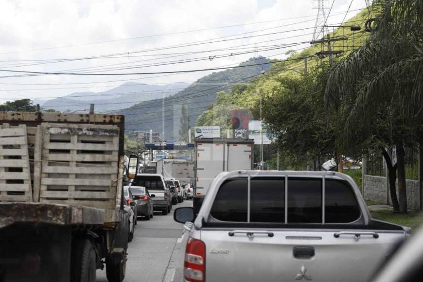 Caos vial en el bulevar del sur de San Pedro Sula por deslizamiento en carretera a occidente (Fotos)